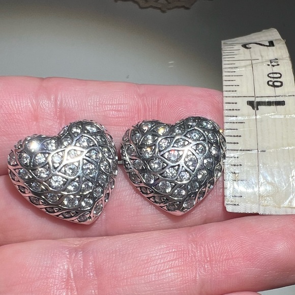 Sparkling Pattern Heart Stud Earrings - Picture 9 of 12